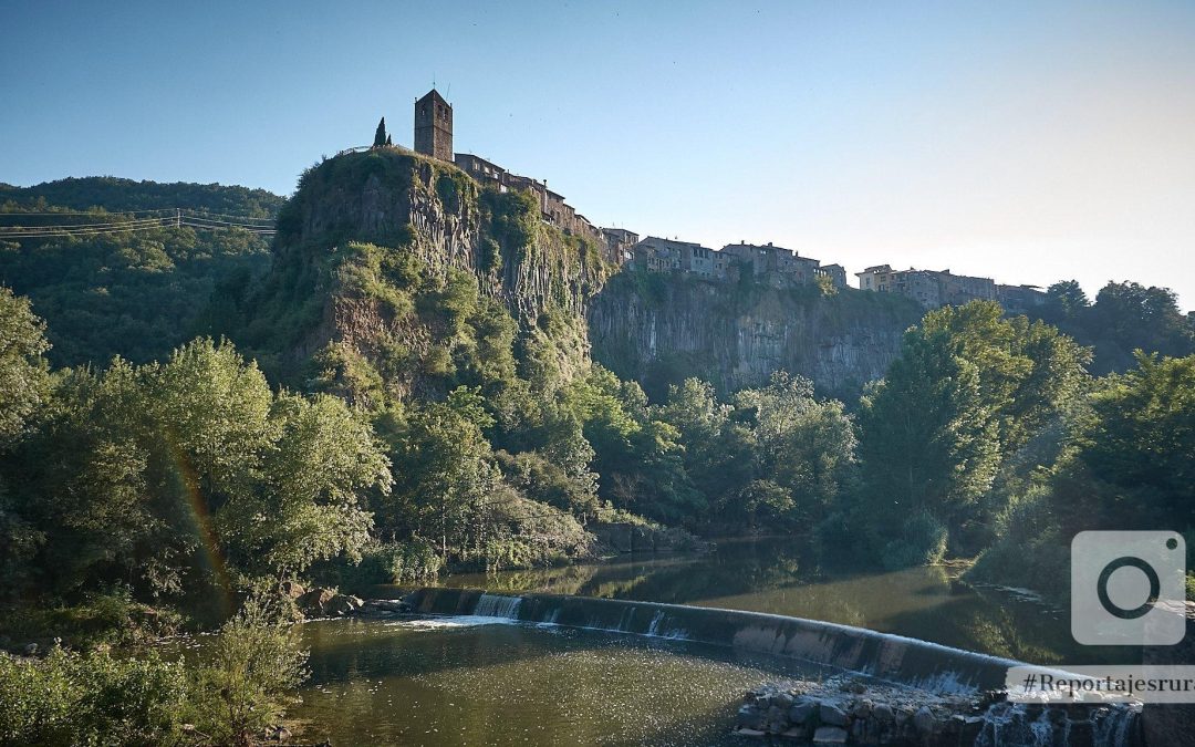 Fotógrafo rural capturando la esencia y el ambiente de casas y hoteles en entornos rurales.