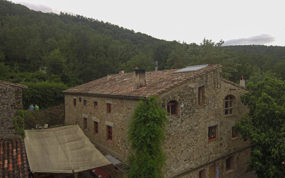 Fotógrafo rural capturando la esencia y el ambiente de casas y hoteles en entornos rurales.